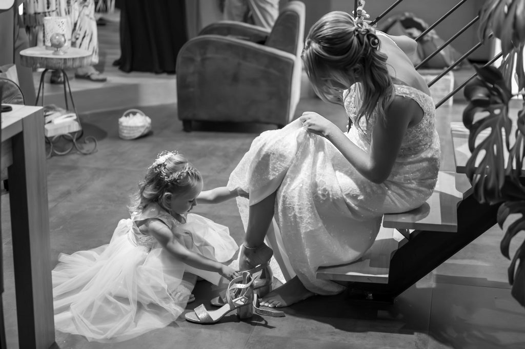 préparation de la mariée avec sa fille a clisson en loire atlantique, la jeune fille lace les escarpins de la mariée