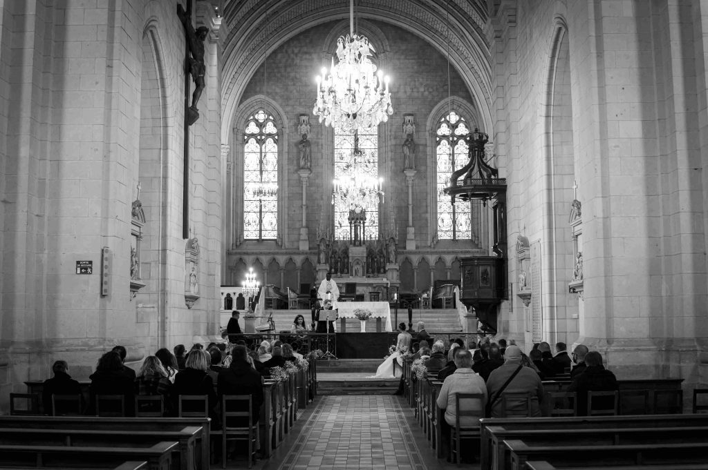 photographe mariage eglise au cholet maine et loire noir et blanc